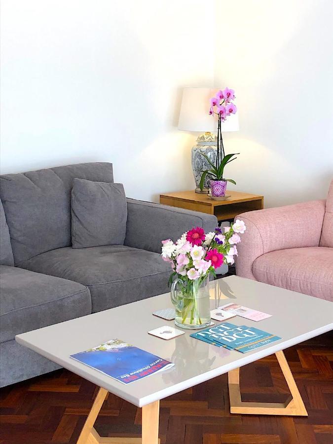 Bed and Breakfast Dingle Garden Townhouse Экстерьер фото A living room with a coffee table