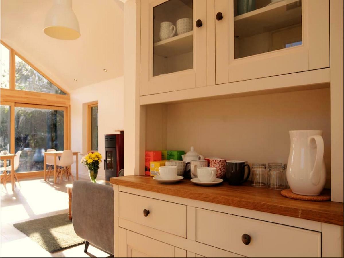 Bed and Breakfast Dingle Garden Townhouse Экстерьер фото A kitchen